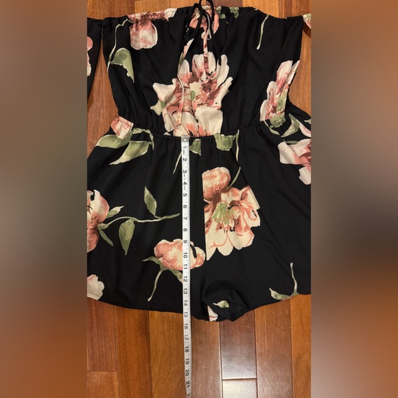 Off the Shoulder Bell Sleeve Romper - Picture 7 of 8